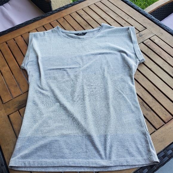 Chic Gray Striped T-Shirt with Shimmering Detailing – Casual & Stylish - Picture 2 of 9
